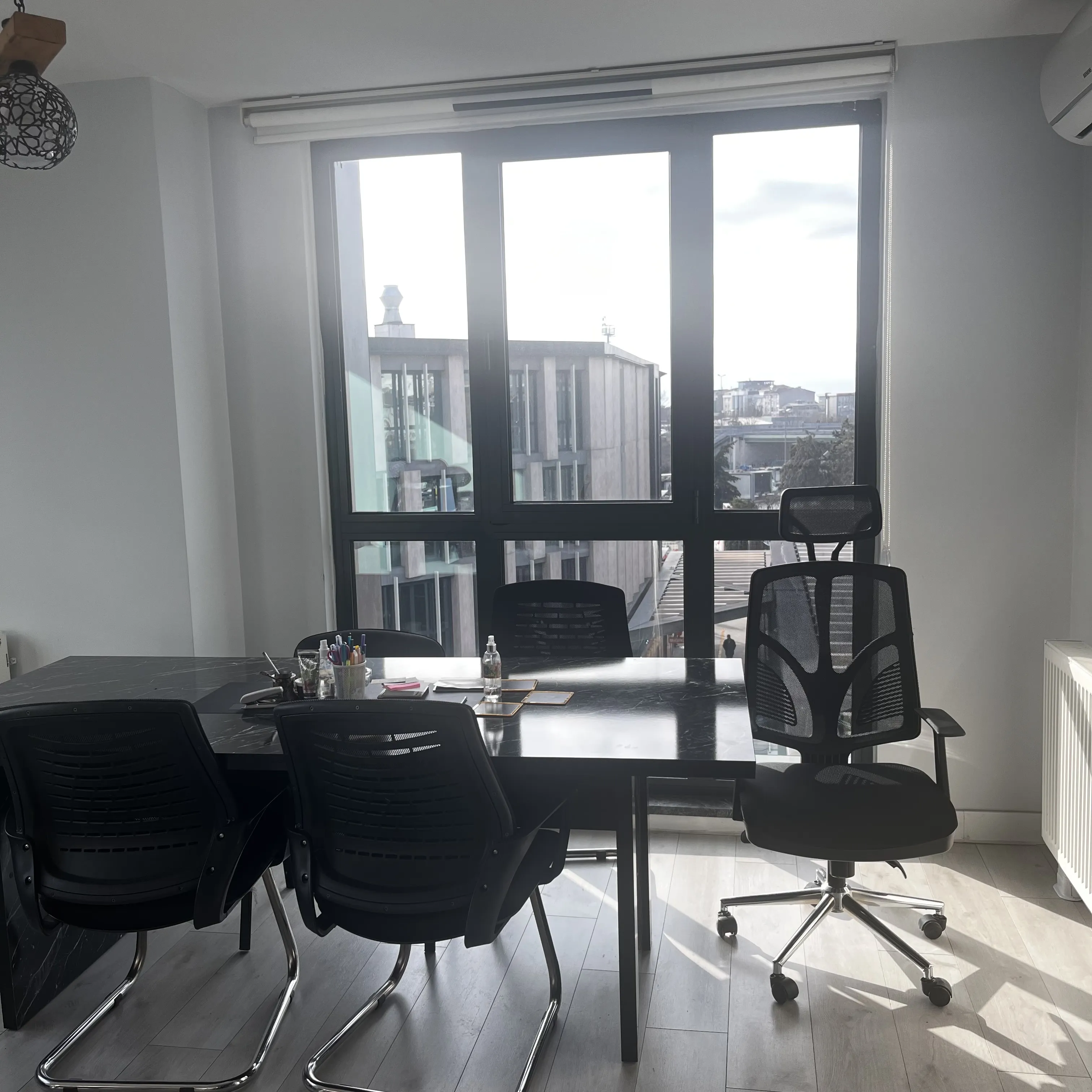 Ofis çalışma düzeni ve masa alanından görüntü