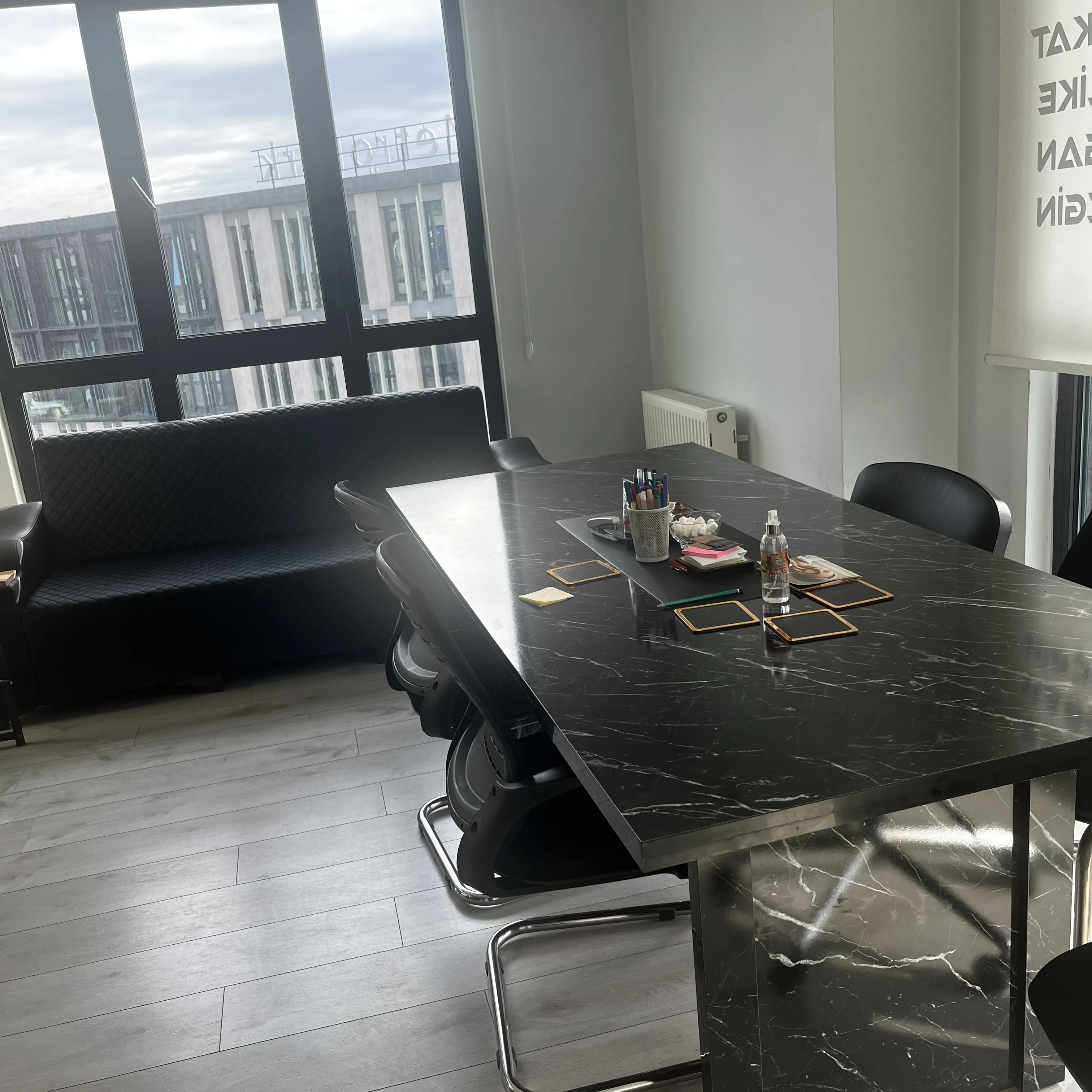 Hukuk temalı görsel ve ofis dekorasyonundan bir kare