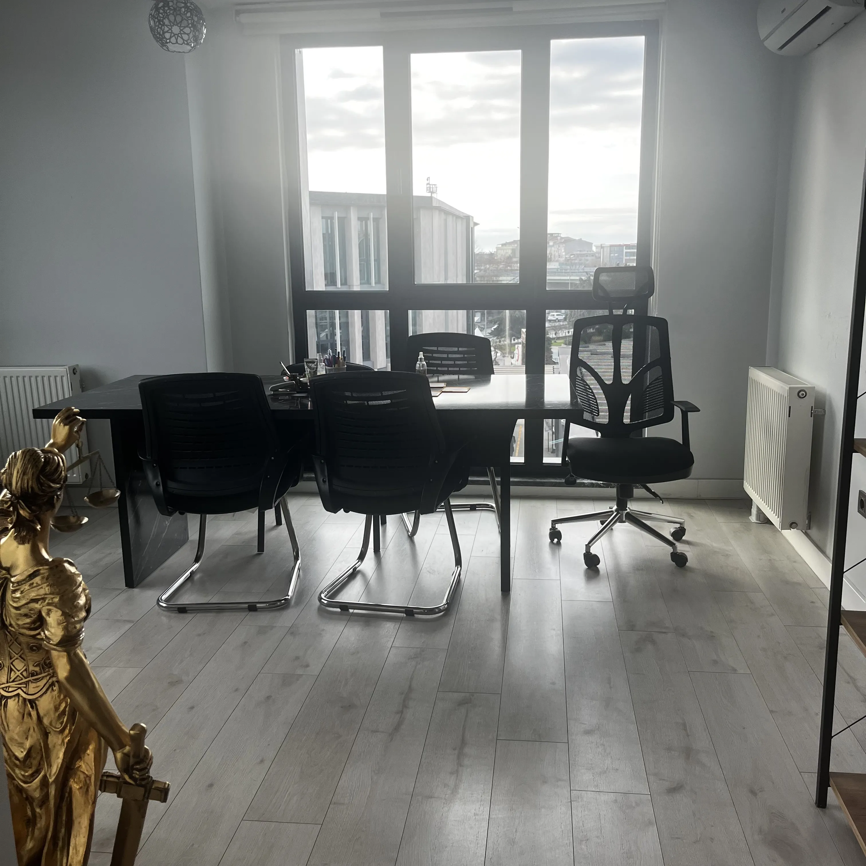 Karaca Hukuk Bürosu çalışma alanından yakın plan görüntü