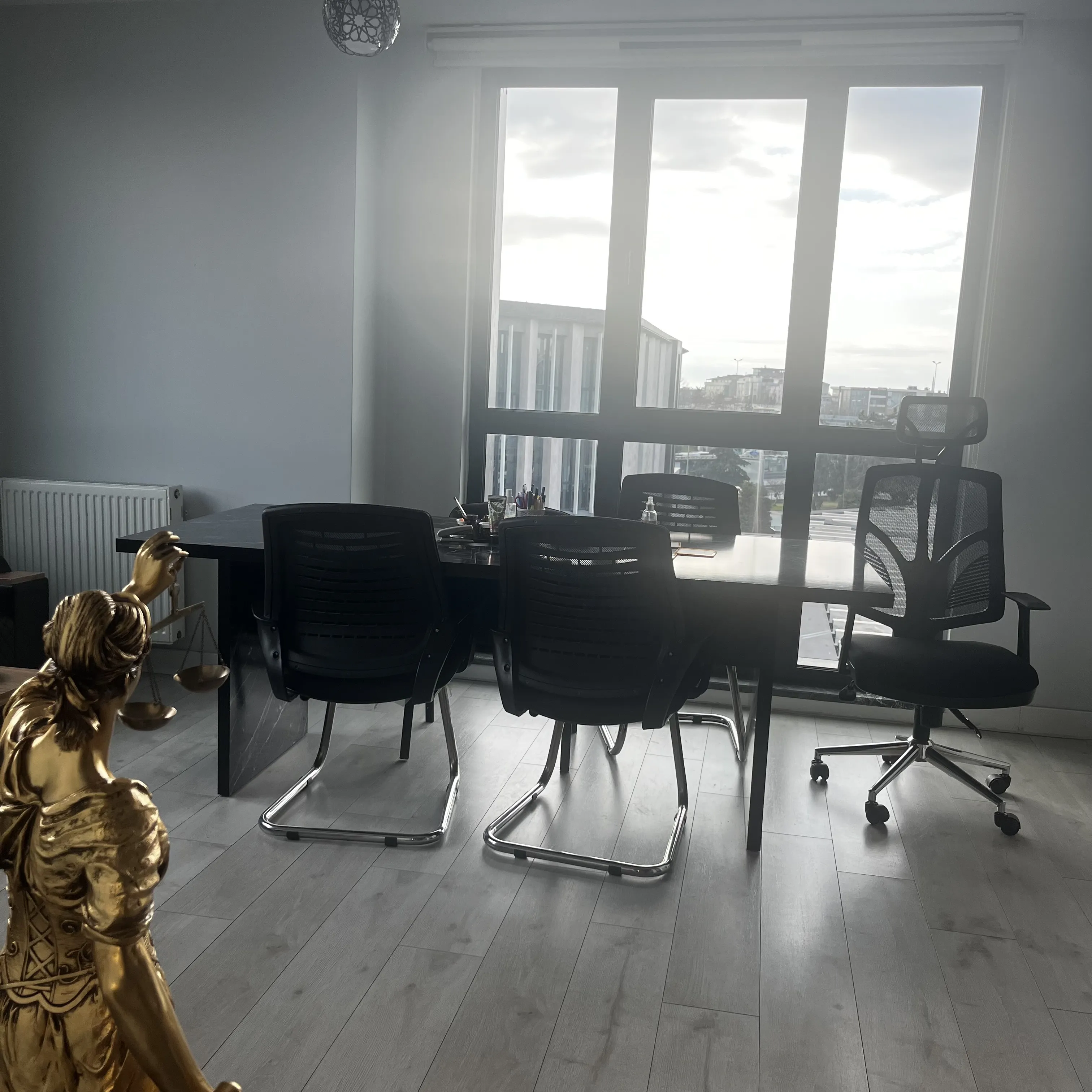 Ofis içinden profesyonel çalışma ortamı görüntüsü